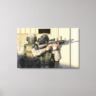 Toile Un chef d'infanterie vise son arme