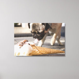 Toile Un chien mangeant une crème glacée d'un trottoir