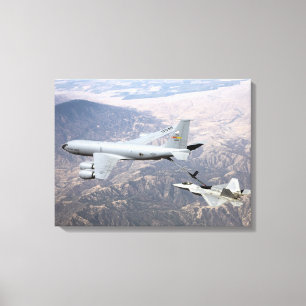 Toile Un F-22 Raptor reçoit le carburant d'un KC-135
