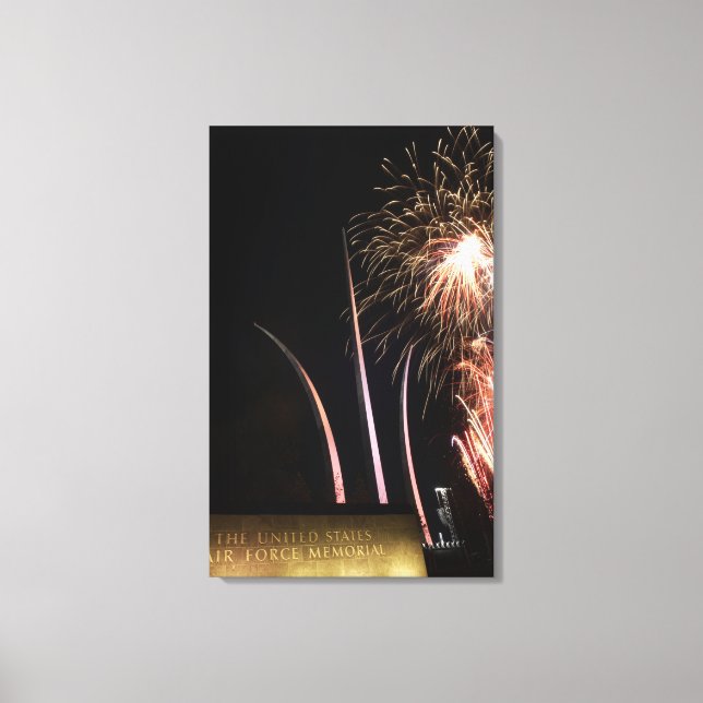 Toile Un feu d'artifice illumine le mémorial de la Force (Recto)