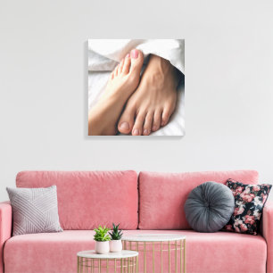 Toile Un homme et un pied de femme sur un drap blanc