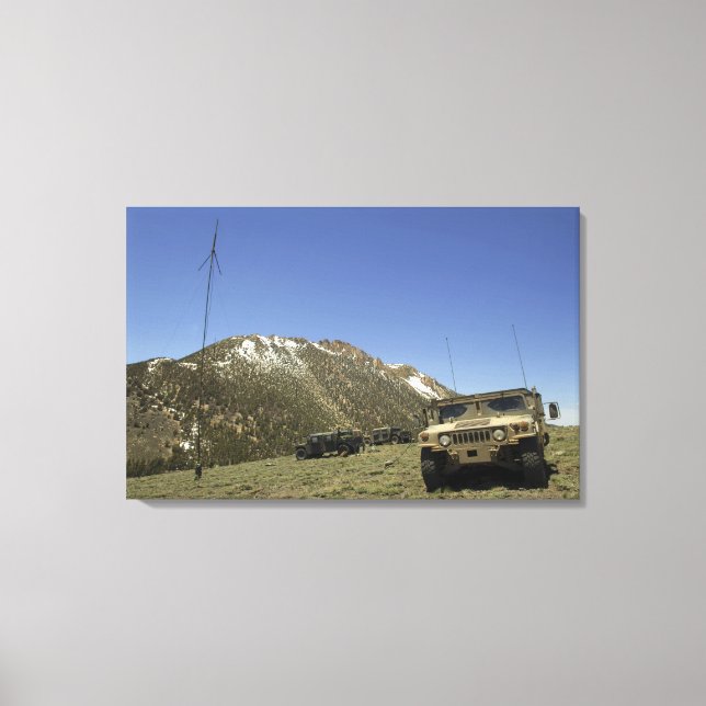 Toile Un Humvee est garé sur le site de retransmission (Recto)