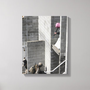 Toile Un marin et un agresseur ennemi qui joue des rôles