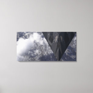 Toile Un Nighthawk de F-117A vole haut au-dessus du