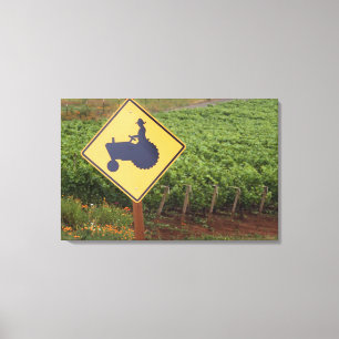 Toile Un tracteur jaune qui traverse le vignoble