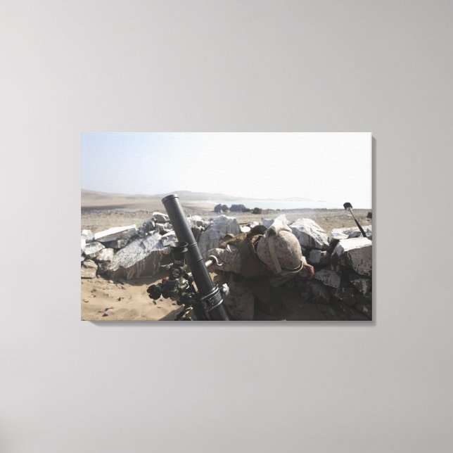 Toile Un US Marine tire un mortier à Salinas, Pérou (Recto)