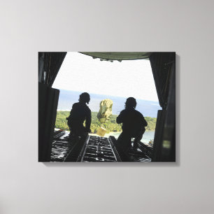 Toile Une boîte de marchandises humanitaires