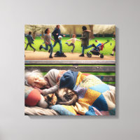 Une dame sans-abri se couche sur un banc de parc