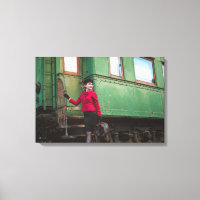 Une femme rétro vintage à la gare