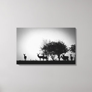Toile Une image de quelques cerfs communs dans la brume