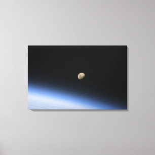 Toile Une lune gibbbeuse évidente au-dessus de