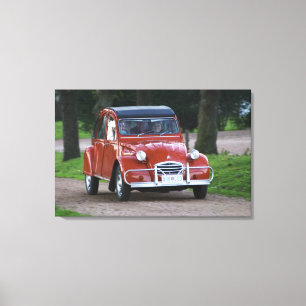 Toile Une vieille voiture Citroen 2CV rouge avec une fem