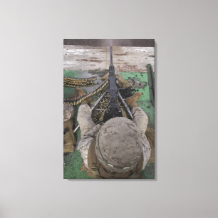 Toile US Marine tire une mitrailleuse de calibre M2 50