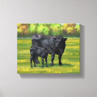 Vache d'Angus noir et veau mou en pâturage d'été