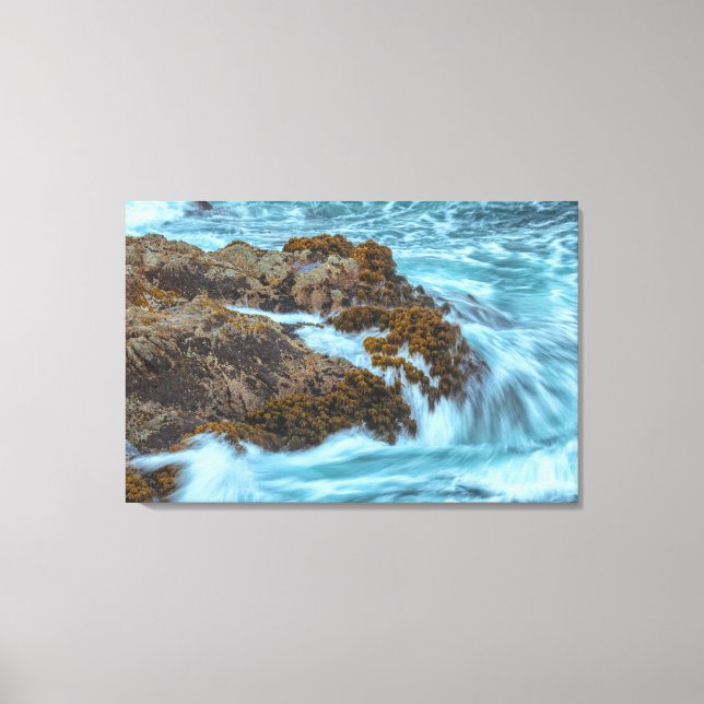 Toile Vagues de l'océan se brisant sur le rivage rocheux (Recto)