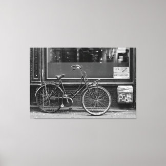 Toile Vélo devant la vitrine