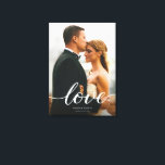 Toile Version moderne Love Script Mariage Photographie<br><div class="desc">Célébrez votre histoire d'amour avec cette impression photo mariage en toile enveloppée moderne, avec votre portrait mariage préféré, vos noms, et date mariage en écriture élégante. La couche de calligraphie "amour" qui coule ajoute une touche romantique, créant un saké intemporel pour votre maison. Parfaite comme cadeau mariage, décoration d'anniversaire ou...</div>