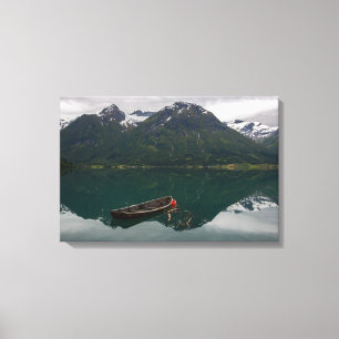 Toile Vieux bateau à rames avec réflexion de montagne