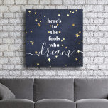 Toile Voici à Fools Who Dream Gold Stars Type Navy<br><div class="desc">"Voilà pour les imbéciles qui rêvent." Faites partie de ceux qui laissent toujours leur optimisme contrôler leur vision et leurs aspirations. Cette toile enveloppée, riche, moderne, graphique, minimaliste, combine la typographie blanche, san-serif et le script de calligraphie manuscrit, contre un profond arrière - plan de denim marine saupoudrée d'étoiles faux...</div>
