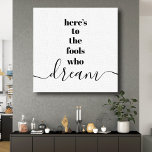 Toile Voici aux imbéciles qui rêvent de typographie noir<br><div class="desc">"Voilà pour les imbéciles qui rêvent." Faites partie de ceux qui laissent toujours leur optimisme contrôler leur vision et leurs aspirations. Cette toile enveloppée d'un style brut, moderne, graphique, minimaliste combine une typographie de san-serif audacieuse et un script de calligraphie manuscrit, le tout en noir et blanc. Citation inspirante et...</div>