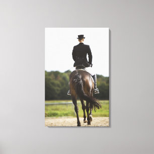 Toile vue arrière de l'exercice femelle de cavalier de