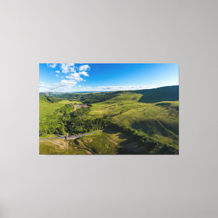 Toile Vue de drone d'un réservoir vide et mur de barrage