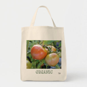 Tomates du jardin sur le sac d'épicerie de la vign