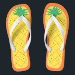 Tongs Ananas mignon Drôle Été Tropical Fruit Style<br><div class="desc">Ce joli Flip Flop "mignon ananas Funny Summer Tropical Fruits Stylish Unique Design" est certainement un joli cadeau pour vous ou vos amis dans cette saison estivale. (Vous pouvez ajouter du texte, du monogramme ou du nom à cette conception en cliquant sur le bouton Customiser) Autres dessins que vous pouvez...</div>