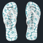 Tongs Aqua blanc floral de dentelle du mariage de plage<br><div class="desc">Style vintage de dentelle de plage de mariage de bascule électronique de Faux floral personnalisé et romantique de sandales, dentelle blanche florale sur la sensation pour la plage, arrière - plan de turquoise. Nom de demoiselle d'honneur en haut dans le style incurvé et élégant, lettres de manuscrit. La demoiselle d'honneur...</div>