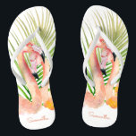 Tongs Aquarelle Tropical Flamants roses rose avec votre<br><div class="desc">Echappez-vous dans un paradis tropical avec cette paire unique de tongs personnalisés avec une paire de flamants roses et de frondes de palmiers. Modifiez le nom de l'échantillon affiché dans le modèle de conception pour la chaussure gauche et la chaussure droite. Ceux-ci font des cadeaux merveilleux pour toutes les occasions...</div>