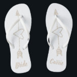 Tongs Arrow Heart Brides Mariage Flip Flops<br><div class="desc">Les tongs de la mariée blanche avec des images d'une parties scintillant de champagne qui a l'air d'un contour de coeur, avec une flèche qui passe à travers. Le texte tan personnalisé est entièrement personnalisable selon vos besoins.</div>