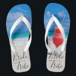 Tongs Bachelorette Party Tropical Beach Bride Tribe<br><div class="desc">Cette conception a été créée par art numérique. Elle peut être personnalisée en cliquant sur le bouton personnaliser et en modifiant la couleur, en ajoutant un nom, des initiales ou vos mots préférés. Contactez-moi à l'adresse colorflowcreations@gmail.com si vous souhaitez que ce design soit disponible sur un autre produit. Achetez ma...</div>