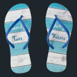Tongs Baisers salés aux pieds de sable turquoise<br><div class="desc">Ces mignonnes tongs sont agrémentées du dicton "Sandy Toes Salty Kisses" sur un arrière - plan rayé turquoise et blanc, en faisant un accessoire mariage parfait pour la mariée ou la fête de mariage pour le mariage tropical, plage, nautique ou de destination. Faites défiler la page vers le bas pour...</div>