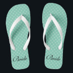 Tongs Bascules électroniques en bon état de jeune mariée<br><div class="desc">Bascules électroniques vertes en bon état de mariage de monogramme de nom de motif de pois. Couleur faite sur commande de courroie pour lui et elle/hommes et femmes. Couleur faite sur commande d'arrière - plan et initiales nommées personnalisées. Sandales polkadotted à la mode modernes de conception. Le cadeau mignon pour...</div>