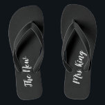 Tongs Bascules électroniques noires et blanches nommées<br><div class="desc">Ces bascules électroniques noires et blanches sont parfaites pour une réception de mariage de plage ou une lune de miel à la plage. La bascule électronique est noire avec le manuscrit blanc qui indique "nouvelle Mme",  les bascules électroniques peut être personnalisée avec le nom de la jeune mariée.</div>