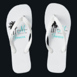 Tongs Bascules électroniques personnalisées de mariage<br><div class="desc">Bascules électroniques faites sur commande de mariage de voyage de monogramme pour des mariages de plage. Customisez avec vos noms, date, monogramme, initiale mariée de nom de famille et destination. Un grand cadeau bienvenu pour vos invités. Fournissez les chaussures pour vos invités pour la cérémonie de plage. Assortit le sac...</div>