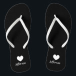 Tongs Bascules électroniques personnalisées de mariage<br><div class="desc">Bascules électroniques personnalisées de mariage de plage pour des invités. Le cadeau élégant a placé avec le nom de famille ou le monogramme fait sur commande et peu de symbole d'amour de coeur. Arrière - plan et couleur faits sur commande de courroie pour lui et elle/hommes et femmes. Son noir...</div>