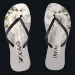 Tongs Beige Gris Blanc Floral Mariage Femme d'honneur Pe<br><div class="desc">Vous apprécierez cette texture élégante et chic de gris beige aux perles blanches géométriques aux pivoines botaniques fleuries. Des produits correspondants et des invitations sont disponibles. N'hésitez pas à modifier le texte en fonction de vos besoins.</div>
