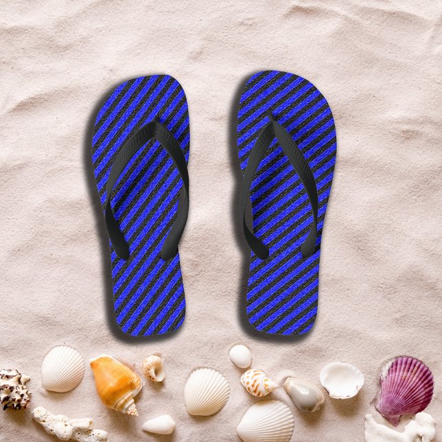 Tongs Bleu et noir Diagonal Tirages pour adultes (Black & Blue Diagonal Stripes Adult Flip Flops)