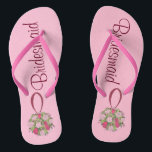 Tongs Bouquet rose Mariage de la servante<br><div class="desc">Les tongs présentent une illustration originale d'un joli bouquet mariage à billes rose, avec BRIDESMAID dans une police amusante. Parfait pour la fête de mariée ! Designer est disponible pour créer et télécharger des designs personnalisés qui correspondent aux couleurs et aux thèmes de votre mariage. Cliquez sur "Demandez à ce...</div>