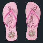 Tongs Bouquet rose Mariage de la servante<br><div class="desc">Les tongs présentent une illustration originale d'un joli bouquet mariage à billes rose, avec BRIDESMAID dans une police amusante. Parfait pour la fête de mariée ! Designer est disponible pour créer et télécharger des designs personnalisés qui correspondent aux couleurs et aux thèmes de votre mariage. Cliquez sur "Demandez à ce...</div>