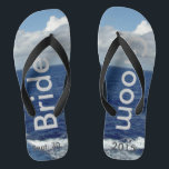 Tongs Bride Groom Ocean Waves Blue Sky<br><div class="desc">Ma Photographie Originale & Design Graphique. Un des types de tongs Bride Groom a été conçu sur mesure. Joli Ciel Bleu avec des nuages Blancs Fluffy, Mer Bleue et Mousse Blanche Vagues Océan. Unisex Flip Flops avec Mariée et Groom écrit dans un texte argenté, et Date du mariage dans un...</div>