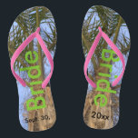 Tongs Bride Palm Trees Ciel bleu<br><div class="desc">Palmiers cool avec un joli ciel bleu dans les tongs unisex arrière - plans avec mariée écrit dans un joli texte vert, et Date du mariage en texte noir. PERSONNALISER avec votre DATE Mariage (ou supprimer du texte). Sentez la brise océanique et les tropiques sous vos pieds. Montré avec des...</div>