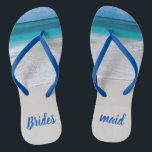 Tongs Bridesmaid Beach Wedding Flip Flops<br><div class="desc">Les tongs de Bridesmaid avec une photo d'une plage de sable blanc et d'eau turquoise de l'océan. La domestique mariée en bleu est entièrement personnalisable pour répondre à vos besoins.</div>