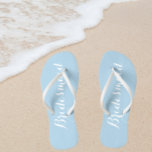 Tongs Bridesmaid tendance bleu clair<br><div class="desc">Offrez à vos serveuses d'accueil mariages ces tongs élégantes,  de couleur bleu clair et tendance,  ainsi qu'un script blanc et stylisé,  pour compléter votre modèle de couleurs mariages similaire. Sélectionnez la taille du pied avec d'autres options.</div>