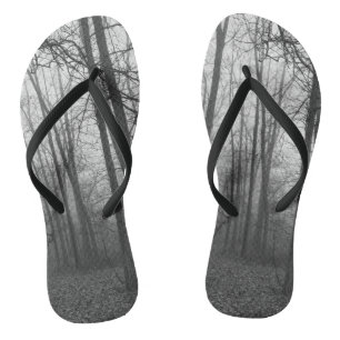 Tongs Brouillard à travers les bois en niveaux de gris