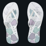 Tongs CHAUSSURES mariages | Coquillages modernes Dusty B<br><div class="desc">Un design amusant de coquillages bleu et lilas de prune. Calligraphie manuscrite qui dit Mariée - parfait pour la mariée à porter sur la plage pour sa cérémonie de mariage sur la plage. Conception créée pour TheBarefootBride™ par © WhimsicalArtwork™. Il fait partie d'une collection de papeterie mariage avec accessoires mariages...</div>