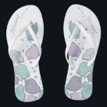 Tongs CHAUSSURES mariages | Coquillages modernes Dusty B<br><div class="desc">Design de coquillages bleus et lilas poussiéreux. Calligraphie manuscrite qui dit marié - parfait pour le marié à porter sur la plage pour sa cérémonie de mariage sur la plage. Conception créée pour TheBarefootBride™ par © WhimsicalArtwork™. Il fait partie d'une collection de papeterie mariage avec accessoires mariages assortis également baby...</div>