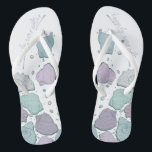 Tongs CHAUSSURES mariages | Coquillages modernes Dusty B<br><div class="desc">Un design amusant de coquillages bleu et lilas de prune. Calligraphie manuscrite qui dit Happily Ever After - parfait pour la mariée et le marié à porter sur la plage pour leur cérémonie de mariage sur la plage. Conception créée pour TheBarefootBride™ par © WhimsicalArtwork™. Il fait partie d'une collection de...</div>