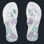 Tongs CHAUSSURES mariages | Coquillages modernes Dusty B<br><div class="desc">Un design amusant de coquillages bleu et lilas de prune. Calligraphie manuscrite qui dit Happily Ever After - parfait pour la mariée et le marié à porter sur la plage pour leur cérémonie de mariage sur la plage. Conception créée pour TheBarefootBride™ par © WhimsicalArtwork™. Il fait partie d'une collection de...</div>